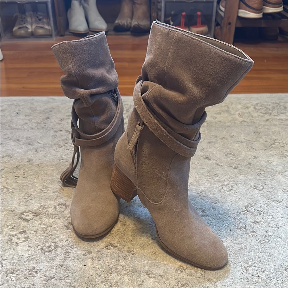 Women's 9.5 Tahari Suede Boots in Taupe